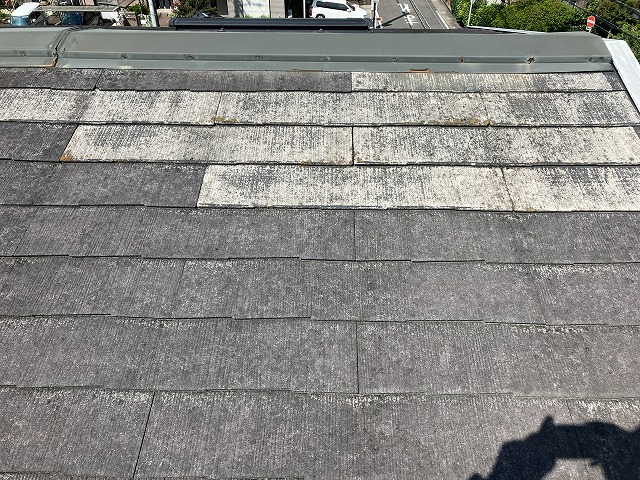 岐阜市で劣化したスレート屋根、塗装が剥がれて苔が生え、ひび割れ・欠けが発生