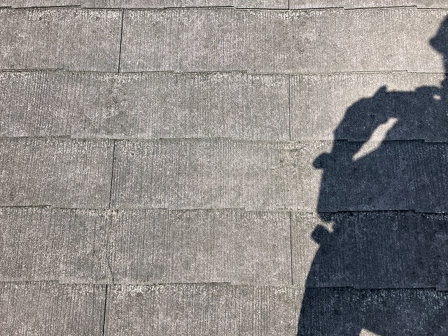 塗装が剥げて灰色に変色したスレート板