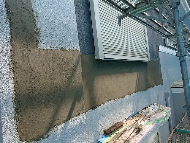 バルコニーを撤去した後をモルタルで補修