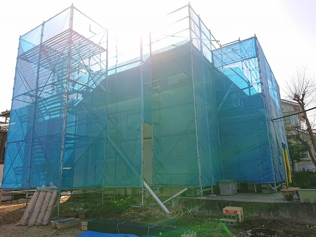 住宅の周りに足場を架けた様子