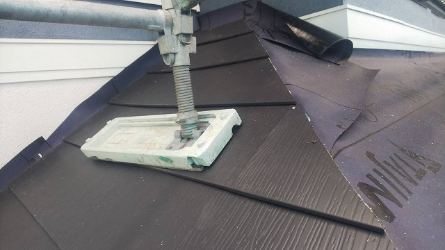 カバー工事中の下屋に足場
