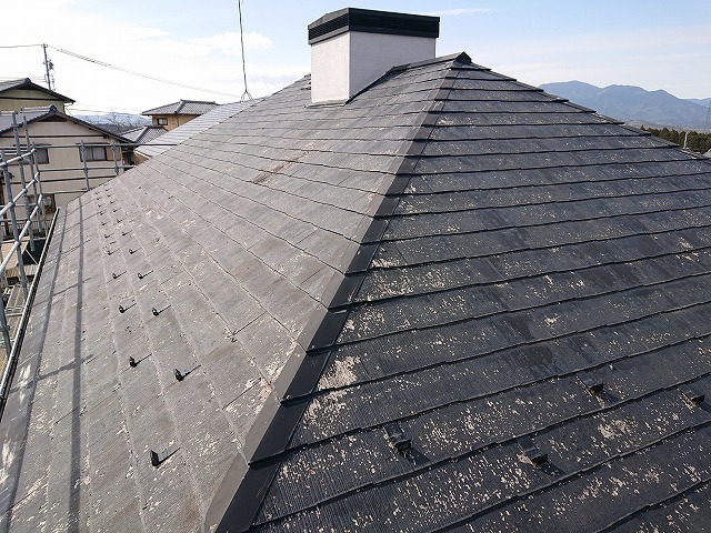 岐阜市で屋根カバー工事を行うスレート屋根を確認、雪止め金物の設置や雨樋の交換が必要