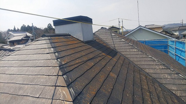 岐阜市で劣化して表面が剥がれカビが生えたスレート屋根（カラーベスト）の点検
