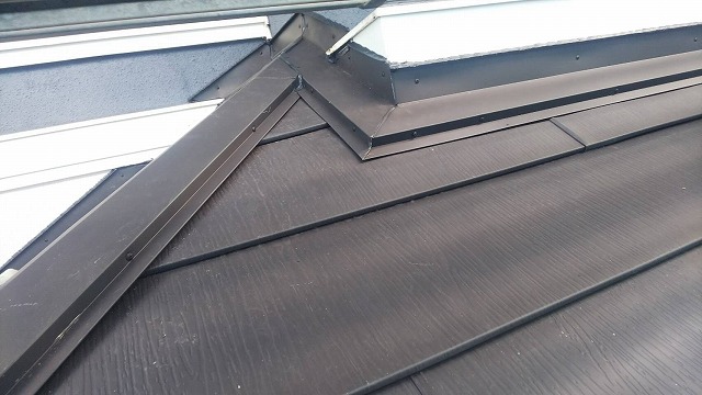壁の形状に合わせて雨押え板金を設置