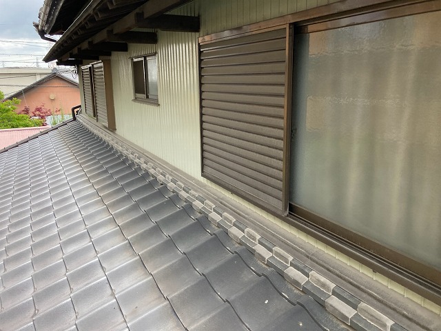 屋根と外壁の取り合い部分に漆喰がある