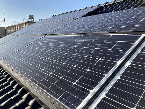 屋根一面に設置された太陽光パネル