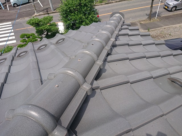 歪んだ棟瓦