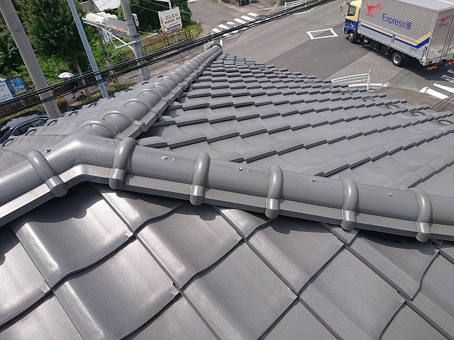 岐阜市にて屋根の頂上の棟瓦を調査、採寸や内部の状態を詳しく確認。近所からズレを指摘されていた