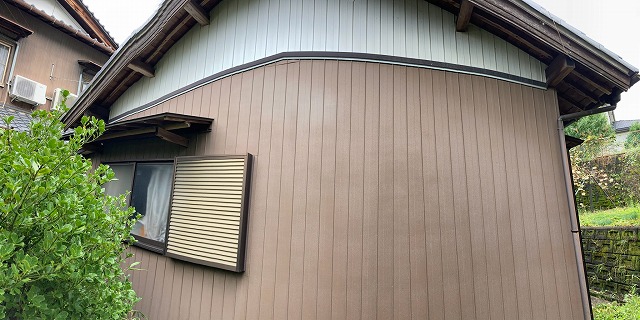 岐阜市で塗装が劣化してくすんだ金属サイディングの壁を点検しました