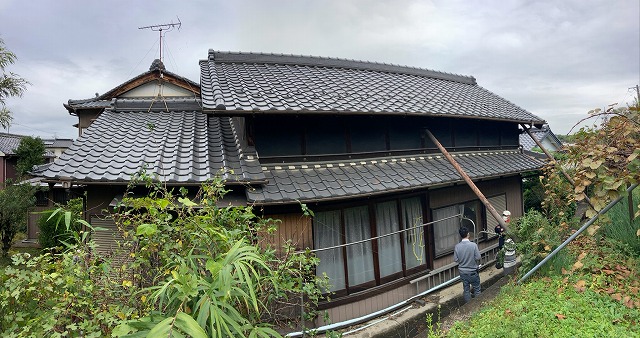 岐阜市で耐震性向上のため瓦屋根の葺き替えを検討、軽量な金属屋根材を提案