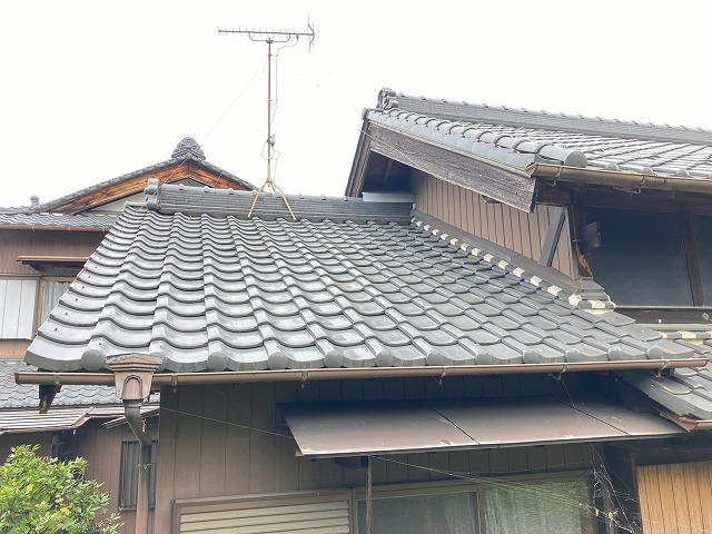 屋根の上にアンテナが載っている