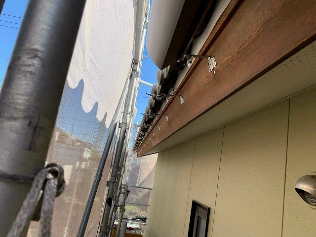 新しい吊り金具を設置