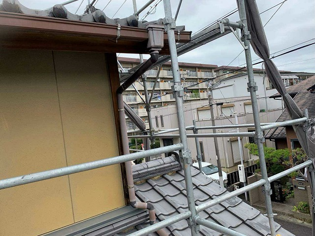 岐阜市で劣化した谷板金の取替、足場を設置し周囲の瓦を撤去して新しい板金を設置