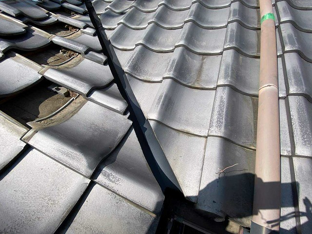 新しい板金を設置して瓦を復旧