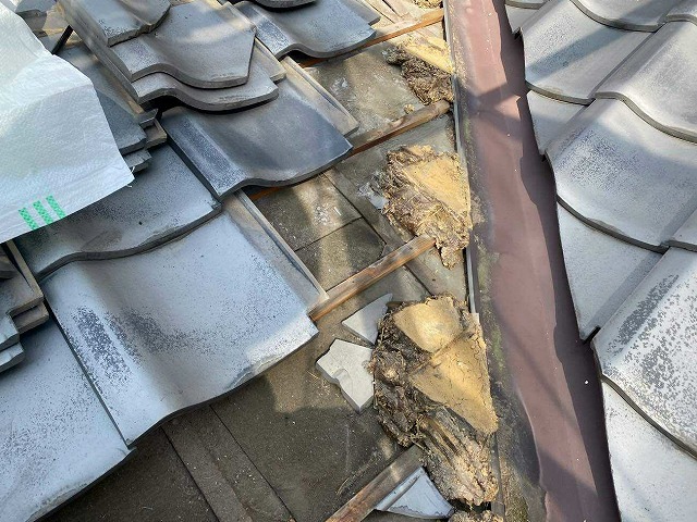 既存の谷板金を確認