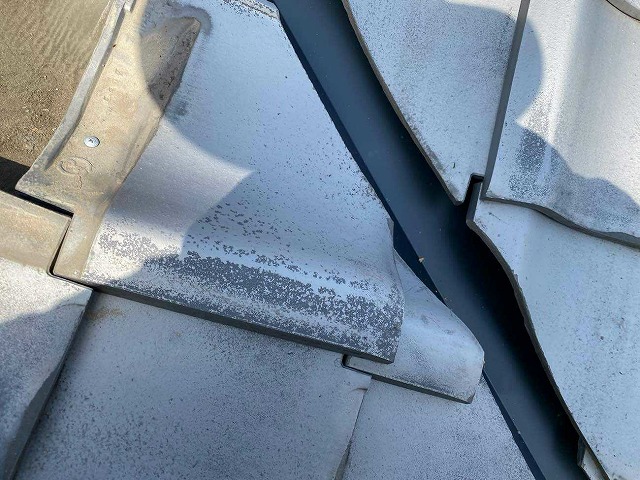 新しい板金を設置して瓦を復旧