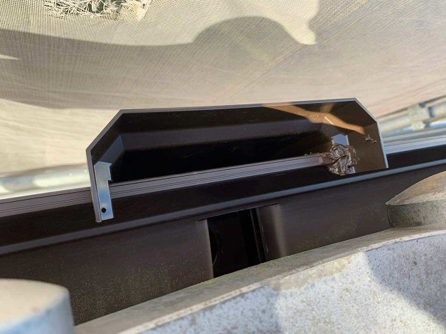 軒樋に穴を開けて集水器を接続