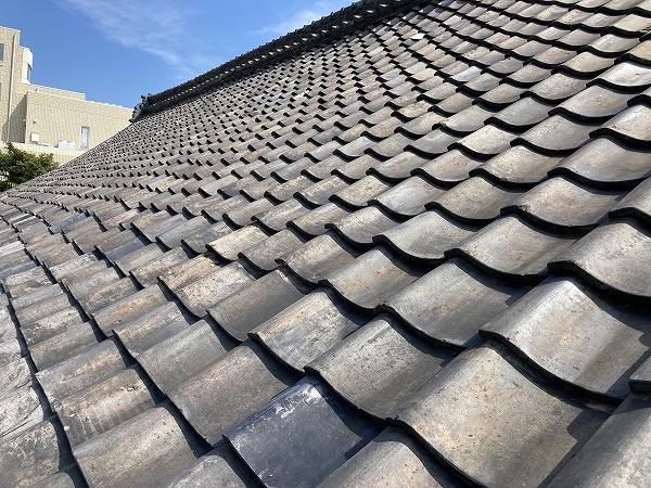 点検を行った瓦屋根の建物