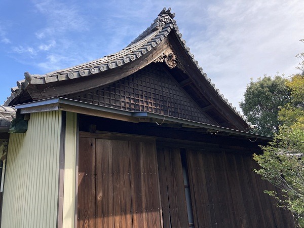 岐阜市の寺院で瓦屋根から雨漏り、天井裏を調査して漏水箇所を特定しました