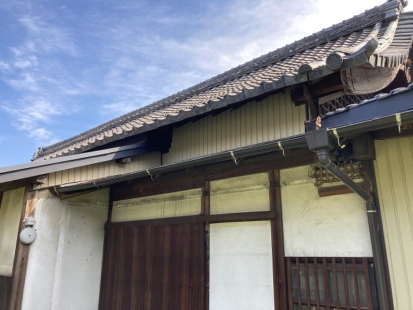 岐阜市で屋根の点検、古い瓦屋根の一部がスレート屋根に葺き替えられていた