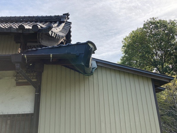 岐阜市で増設された金属屋根を点検、増設部分との継目の排水溝に落葉が詰まっていた