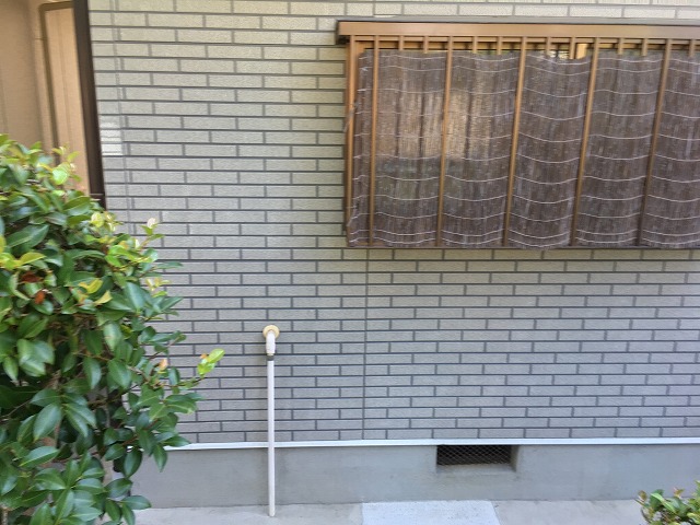 外壁の状態確認中の住宅