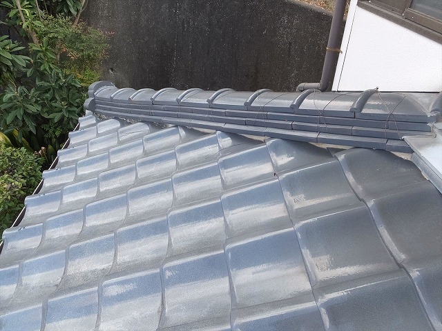 瓦屋根の住宅