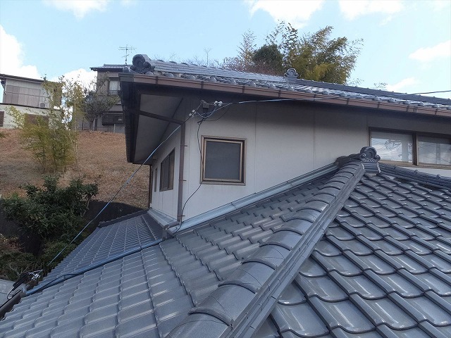 岐阜市で屋根漆喰と雨樋の調査、漆喰の経年劣化が進行しており交換が推奨される状態