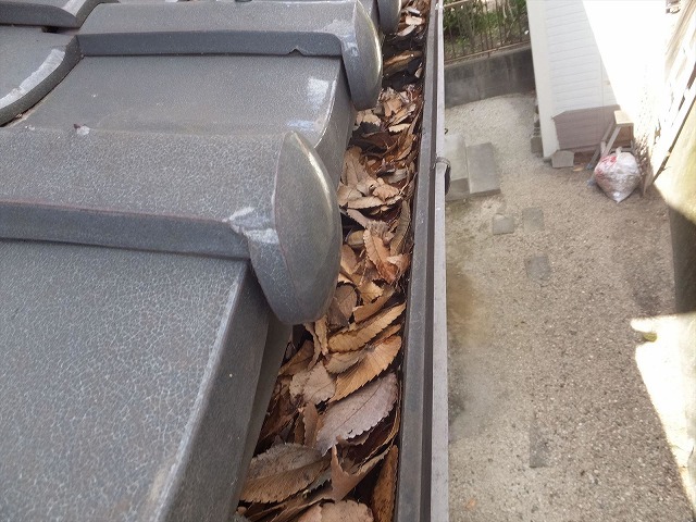 岐阜市で雨樋の状態確認、落ち葉で詰まり排水不良が生じており変形もしていたので交換をご提案