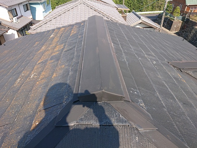 本巣市でスレート屋根のカバー工事の事前調査、ハト小屋や下屋根、雪止め金物の確認