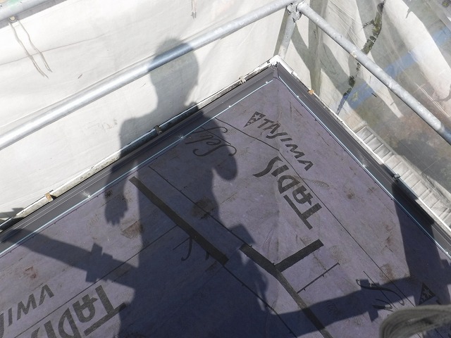 本屋根に隙間なく足場を設置