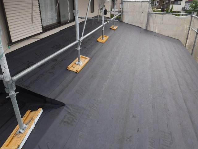 下屋根に足場の脚