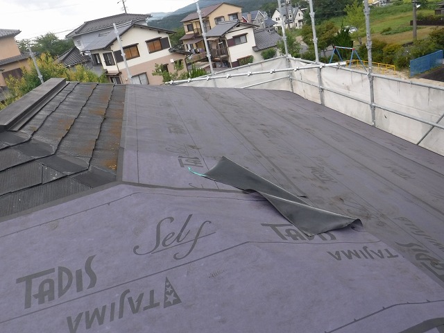 ルーフィングシートを屋根の下から貼り付け