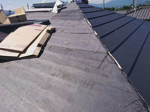 屋根の一面を施工完了し、次の面を施工
