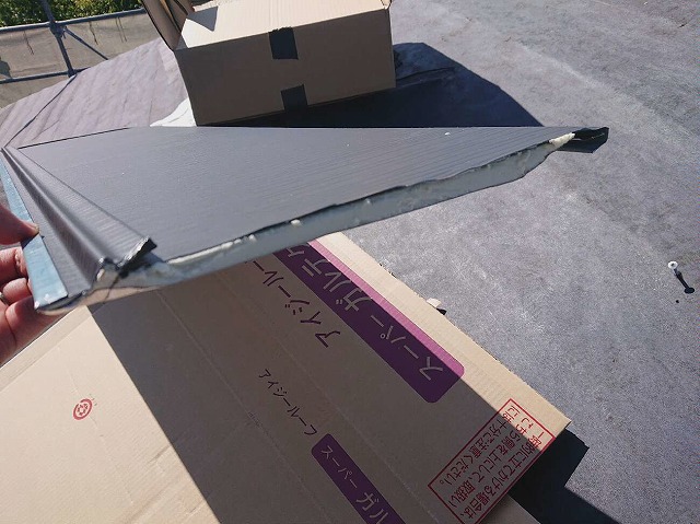 屋根の形状に合わせて屋根材をカット