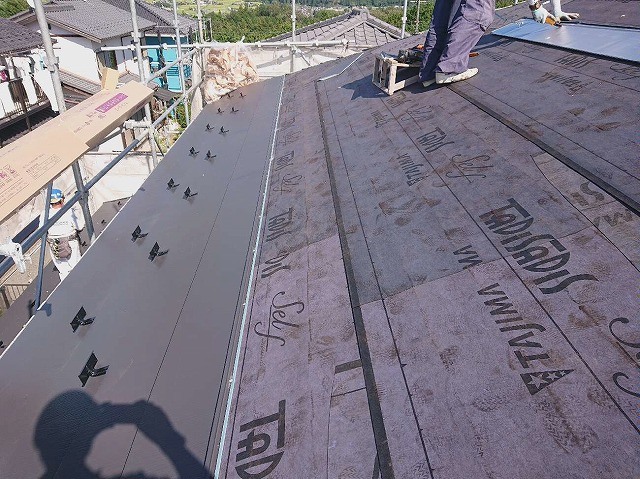 本巣市で屋根カバー工事、金属屋根材を全面に貼って棟板金の取り付け