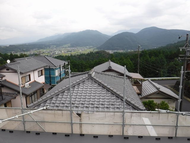 屋根の周りを足場とネットで囲う