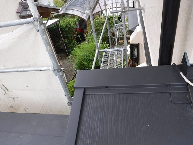 下屋根が飛び出している
