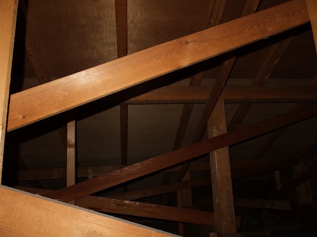大きな異常は見当たらない屋根裏