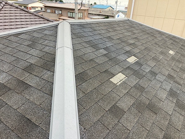 羽島市で複数個所が剥がれたアスファルトシングルの補修で屋根カバー工事を提案