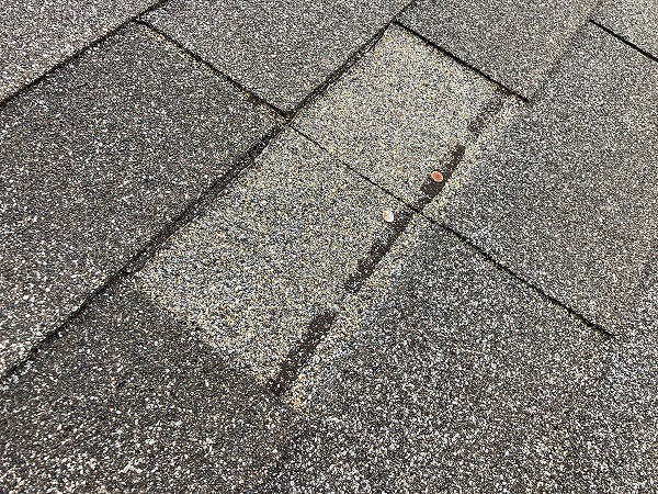 アスファルトシングル屋根の釘を確認