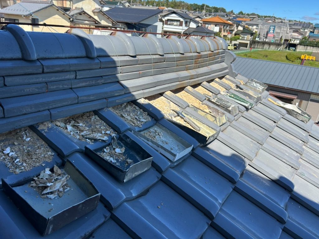 古い漆喰の撤去作業