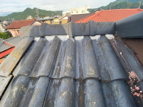 大垣市にてモニエル瓦の屋根の点検、棟を止めているパッキン付きビスに浮きが生じておりました