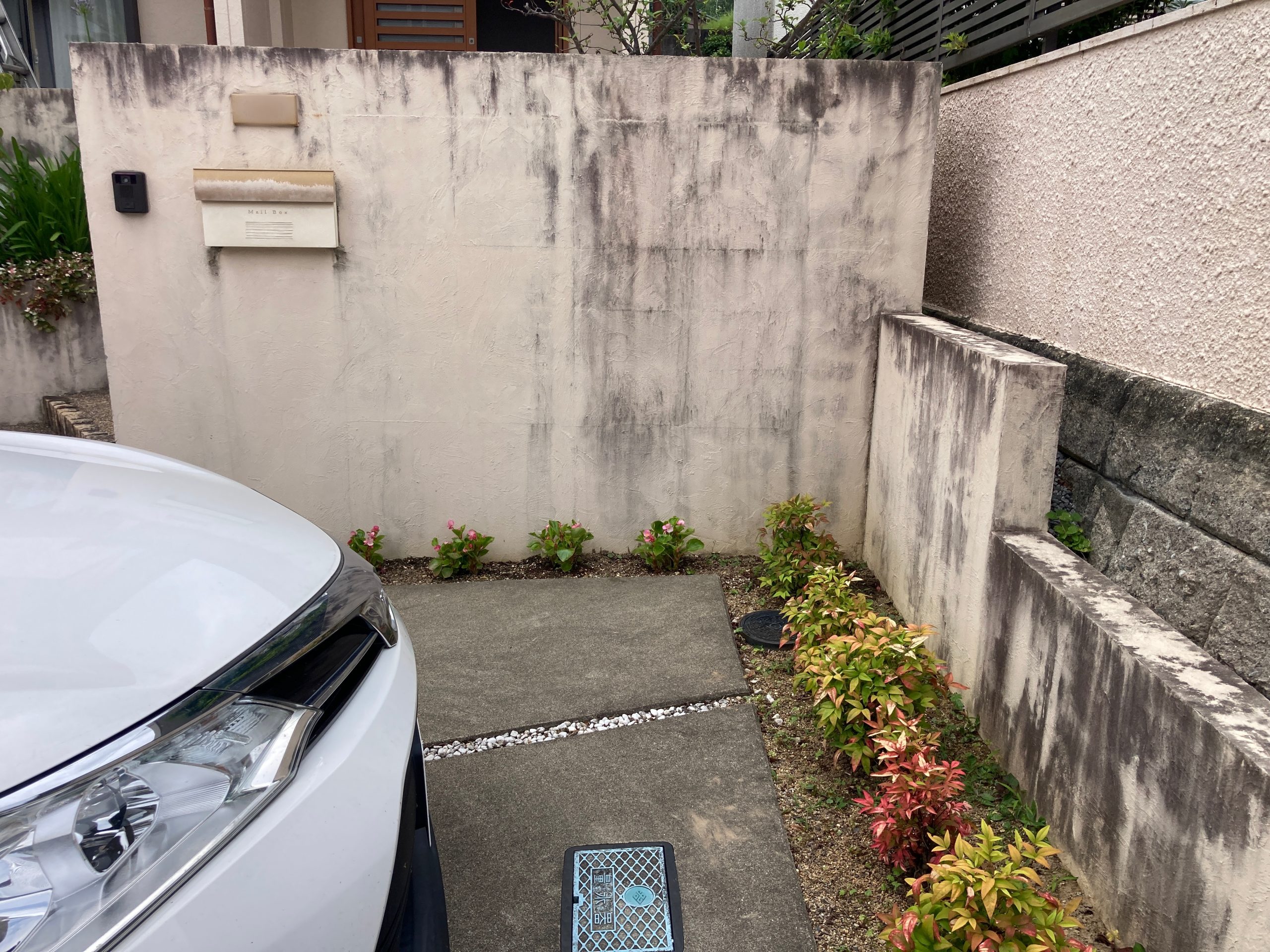 玄関前の正面壁に残る筋汚れの蓄積