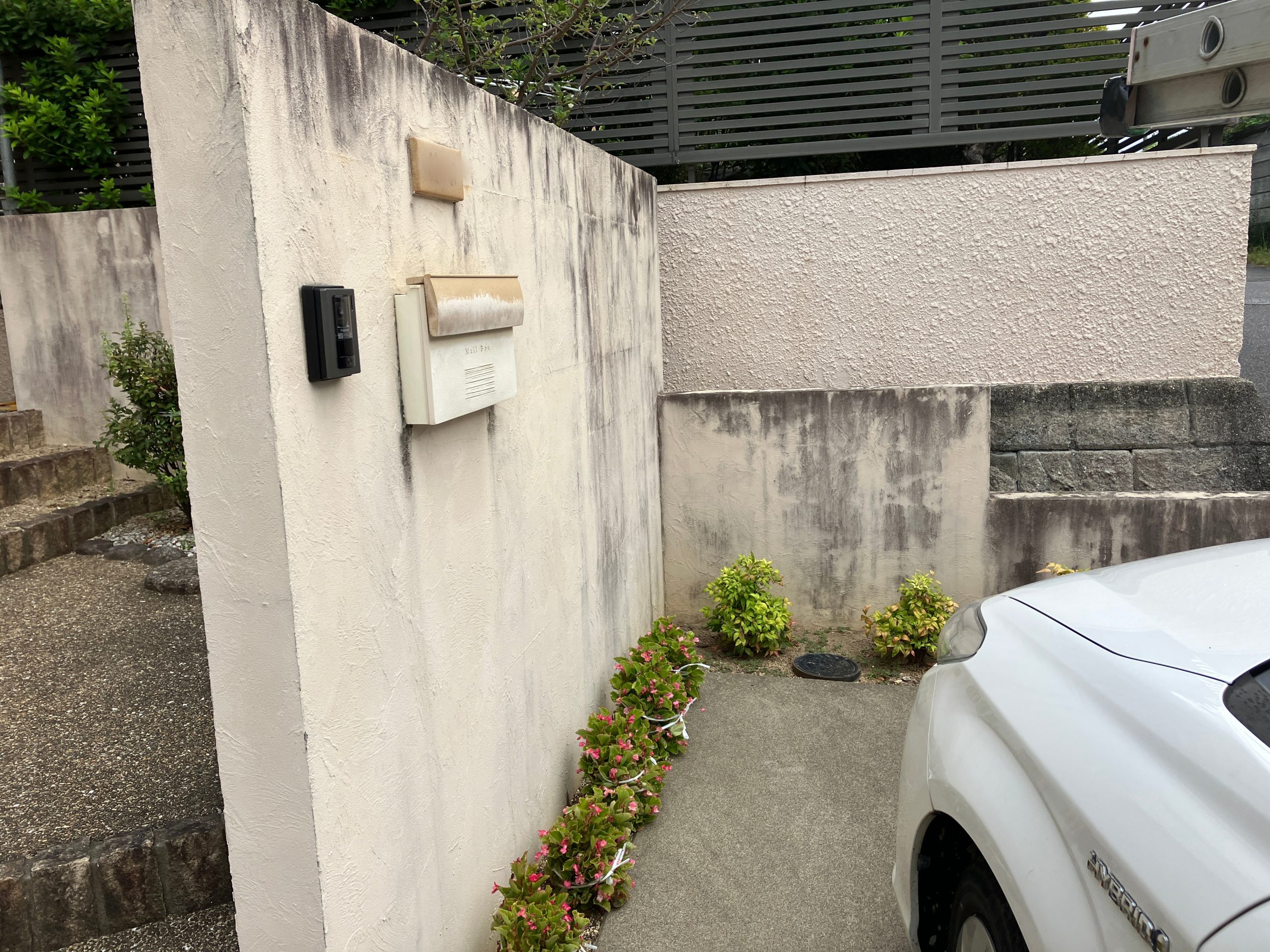 門柱まわりに広がる雨だれ汚れの付着