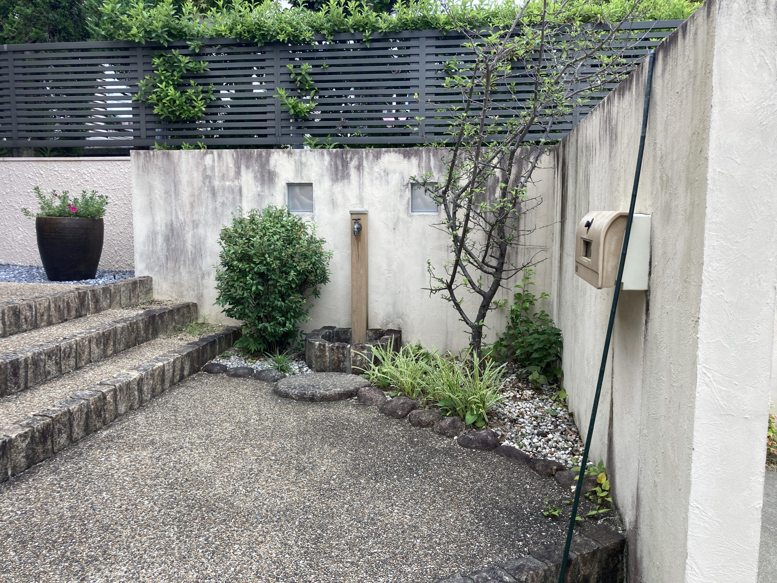 中庭側の塀にも見える黒ずみと濃淡