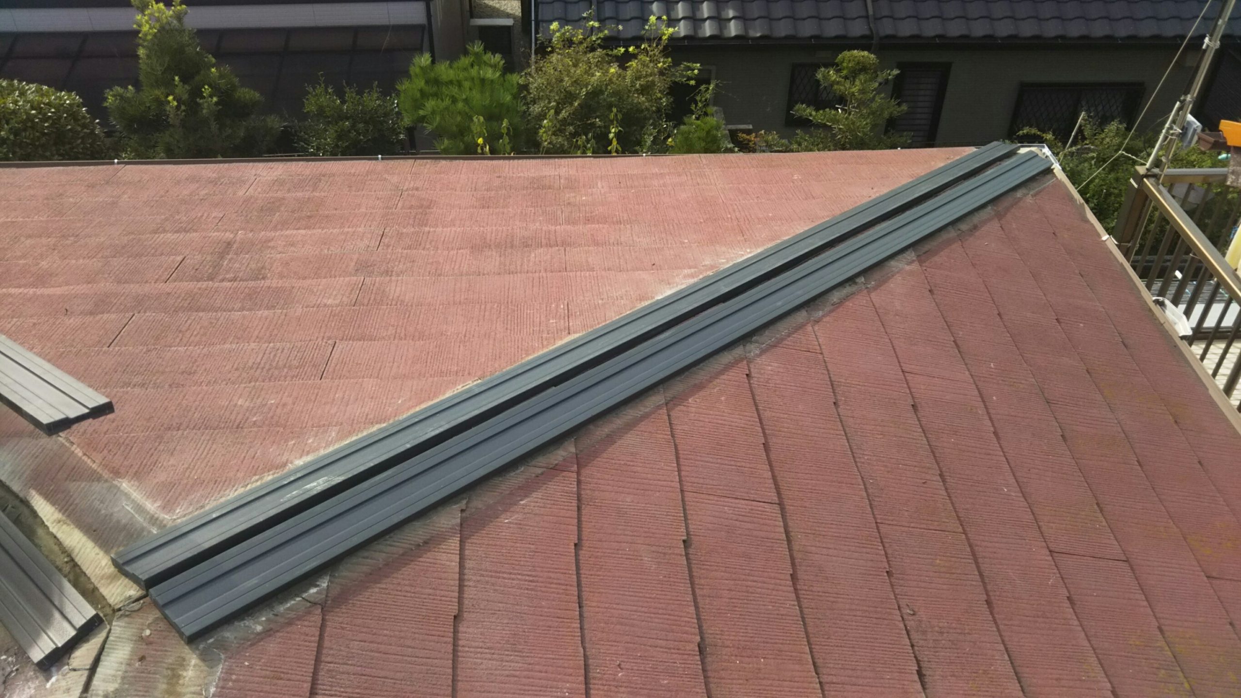 新しい棟板金の取り付け開始