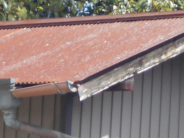 大垣市にて倉庫の屋根金属製波トタンの錆がひどくボロボロになってしまっていました