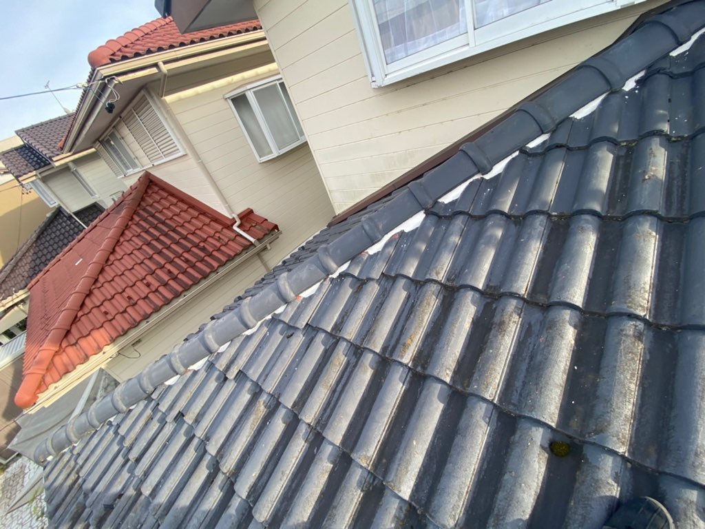 大垣市にて瓦屋根の現場調査に行くと棟に詰められた漆喰が剥がれ落ちていました