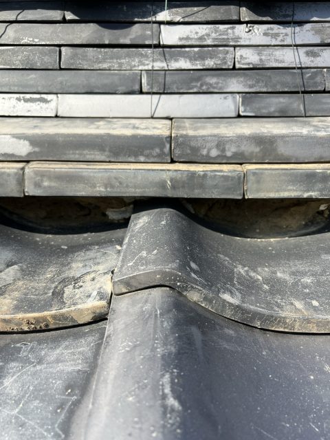 岐阜市で漆喰が剥がれ棟が崩壊した瓦屋根の調査